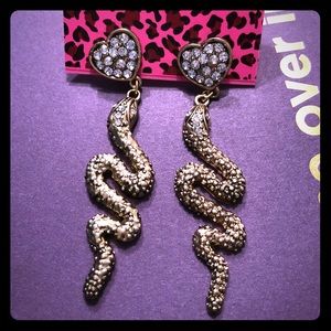 Super cute snake earrings w heart charms. New!